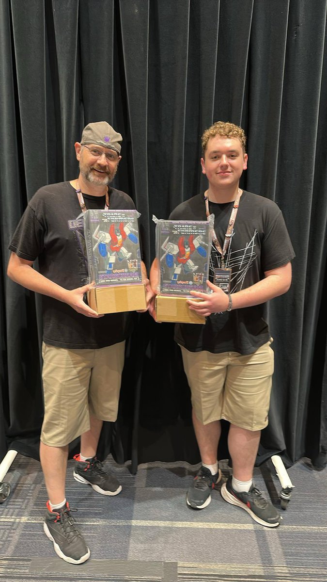 BotCon's tweet image. We want to thank all of our participants in the Energon Toss competition! Our champions this year are the Brapticons, with our runner-ups being Duane and Lisa! 

The winners received great prizes from Yolopark!

#botcon #energon #cornhole #championship #competition @yolopark