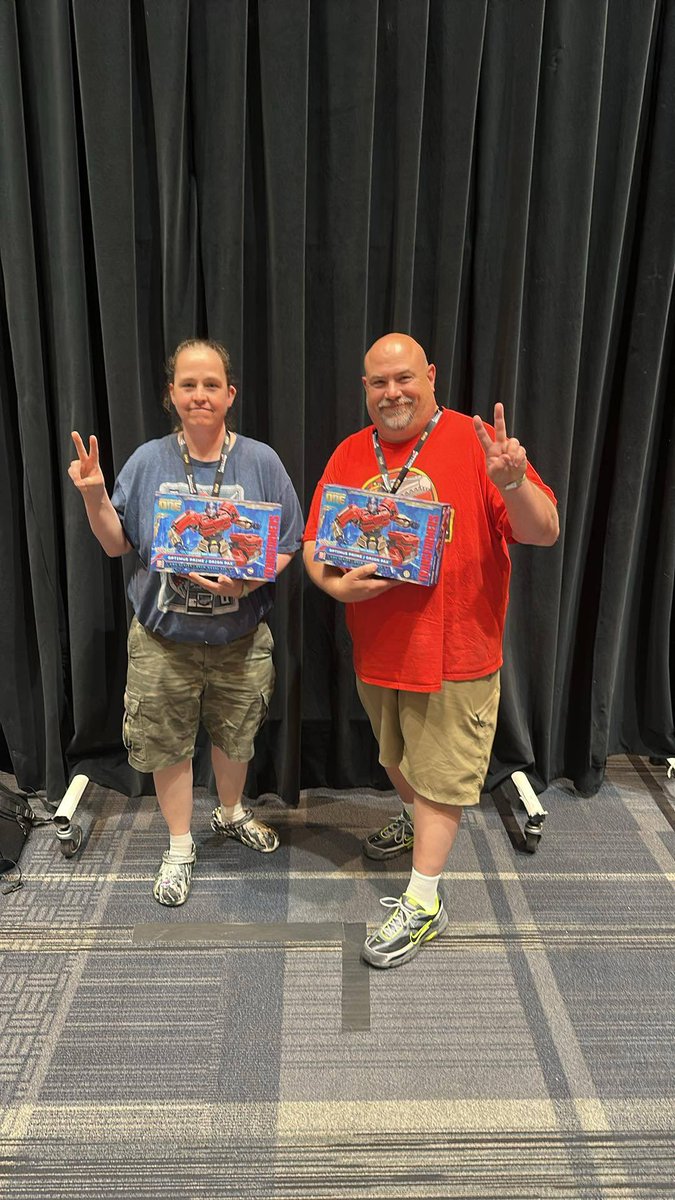 BotCon's tweet image. We want to thank all of our participants in the Energon Toss competition! Our champions this year are the Brapticons, with our runner-ups being Duane and Lisa! 

The winners received great prizes from Yolopark!

#botcon #energon #cornhole #championship #competition @yolopark