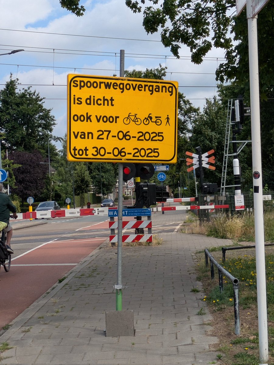 mrtsoft's tweet image. Let op:
1 voor de manier waarop het bord geplaatst is, ja als je niet oplet stoot je je hoofd
2 voor de afsluiting 

#rosmalen #afsluiting
Vreemde manier van borden plaatsen @shertogenbosch @ProRail