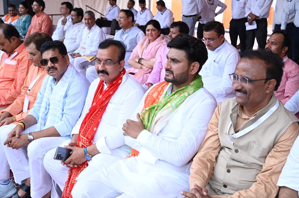 माननीय केंद्रीय गृह  मंत्री श्री <a href="/AmitShah/">Amit Shah</a> जी के कर-कमलों द्वारा आज लखनऊ में विश्व के सबसे बड़े पुलिस बल UP Police की सबसे बड़ी पुलिस भर्ती परीक्षा में आरक्षी नागरिक पुलिस के पद पर चयनित 60,244 अभ्यर्थियों को नियुक्ति-पत्र प्रदान कार्यक्रम में वरिष्ठजनों के साथ सम्मालित हुआ।