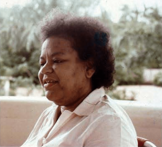 CubaOrtografia's tweet photo. ¿Sabes quién era Lourdes Casal? 

Una historia de cómo el castrismo te devora sin piedad aunque lo apoyes y lo defiendas si decides criticarlo en algún momento. Una historia de cómo el exilio puede volverse en tu contra cuando intentas mediar entre ambas partes.

Una historia de la mierda de sistema que nos ha tocado (mal)vivir.

Nacida en 1938, Lourdes fue poeta y psicóloga. Una mente luminosa. A los 17 años, ya escribía poesía de alto vuelo. Se exilió por diferencias con Fulgencio Batista, pero volvió a Cuba ilusionada con la revolución. Fue recibida como aliada hasta que pensó por sí misma. Criticó el racismo estructural del castrismo, cuestionó la represión y pidió libertades para la diáspora. 

¿Cuál fue el resultado? Marginalización, censura, aislamiento. Se suicidó en La Habana en 1981 después de que el régimen la sepultara en el olvido y la humillación durante décadas.

Veamos ahora otros detalles de su vida.

Lourdes Casal (1938–1981) fue una activista y figura intelectual cubana cuya vida y obra reflejan un compromiso profundo con la justicia y la crítica al régimen cubano, lo que la llevó a un trágico desenlace. 

Lourdes Emilia Irene de la Caridad Casal y Valdés nació el 5 de abril de 1938 en La Habana, Cuba, en una familia de clase media con ascendencia mixta (africana, china y española). Esta diversidad cultural influyó en su sensibilidad hacia las cuestiones raciales y de identidad. Estudió en la Universidad de Santo Tomás de Villanueva en La Habana y, debido a su oposición al régimen de Batista, se exilió en Nueva York en la década de 1950. Allí, obtuvo una maestría en Psicología en 1962 y un doctorado en 1975 por la New School for Social Research, consolidándose como psicóloga social. Su formación académica le permitió analizar las dinámicas sociales y políticas de Cuba desde una perspectiva interdisciplinaria.

Casal regresó a Cuba en 1959, inicialmente entusiasmada con las falsas promesas de igualdad y cambio social que Fidel Castro había lanzado. Sin embargo, su experiencia en la Isla pronto la llevó a desilusionarse, lo que marcó su trayectoria posterior.

Aunque Casal apoyó el mal llamado proceso revolucionario, su percepción cambió al presenciar la represión, la censura y el racismo del nuevo régimen. Comenzó a criticar abiertamente estas prácticas, cuestionando la falta de libertades y la discriminación racial. Su activismo se centró en promover el diálogo entre cubanos en el exilio y los que permanecían en la Isla, así como en defender los derechos de los disidentes. Fue instrumental en organizar diálogos entre exiliados cubanos y la dictadura de Castro, lo que resultó en la liberación de miles de presos políticos.

Uno de sus trabajos más destacados es el libro El caso Padilla: literatura y revolución en Cuba (1971), donde analiza la detención y la forzada "autocrítica" del poeta Heberto Padilla por parte del régimen, ilustrando la tensión entre la literatura y el control estatal. También cofundó la revista Nueva Generación, que buscaba fomentar el diálogo entre cubanos de diferentes contextos políticos y geográficos, según EBSCO Research Starters.

Sin embargo, su crítica al régimen la llevó a ser marginada, censurada y aislada. Fue considerada una traidora por algunos exiliados anticastristas y una disidente peligrosa por la cúpula cubana, lo que la dejó sin apoyo en ambos lados.

Casal fue una figura multifacética que contribuyó a varios campos: poesía, psicología, estudios cubanos, estudios latinoamericanos, estudios de raza y género. Sus poemas exploran temas de raza, género, exilio y identidad, reflejando su experiencia como mujer cubana de ascendencia mixta. Sus versos están      incluidos en antologías de literatura latina y cubana, como se menciona en Duke University Press. Su trabajo es considerado pionero en el estudio interseccional de raza, género y nacionalidad,      anticipando conceptos actuales en los estudios culturales y de género.

Lourdes Casal se suicidó el 1 de febrero de 1981 en La Habana, a los 42 años. Desde fines de los 70 arrastraba graves problemas de salud: era diabética y desde 1977 tenía disfunción renal, sometiéndose a diálisis permanente. Además, estaba profundamente afectada por su aislamiento social y político, la censura de su obra y la represión del régimen cubano. Su crítica al castrismo la había dejado sin apoyo en Cuba ni en el exilio, y su salud mental parece haber sido gravemente afectada por estas presiones.

Emocionalmente, sufría el desengaño de la separación irrevocable de su amiga Anna Veltfort (la destinataria en clave de su poema principal), y la tensión de ser simultáneamente víctima de hostigamiento homofóbico y de la censura política, en un país donde debía callar su homosexualidad para ser tolerada.

La combinación de enfermedad crónica, sobrecarga emocional, nostalgia, presión ideológica y profesional, más el miedo a perder el espíritu que la motivó, llevó a Casal a un profundo cuadro depresivo. Sus amigos de la Brigada Antonio Maceo recordaron que en sus últimos días ella se sentía sola pese al reconocimiento oficial anterior, y que solo le reconfortaba la poesía y la lucha por el entendimiento nacional. Finalmente, la víspera de su muerte buscó ayuda médica en Santiago de las Vegas, pero regresó a La Habana y consumó el suicidio con sedantes, frustrando cualquier declaración pública.

El régimen cubano la enterró en el olvido durante décadas y su nombre fue prácticamente borrado de la historia oficial. Sin embargo, en los últimos años, su figura ha sido redescubierta y reivindicada por académicos y activistas que valoran su contribución al pensamiento crítico y su valentía para enfrentar el poder, como se discute en artículos como Afro-Latina Disidentification and Bridging: Lourdes Casal’s Critical Race Theory, de Laura Lomas, publicado en Rutgers University.

Hoy, Lourdes Casal es reconocida como una figura clave en la literatura y el activismo cubano del siglo XX. Sus escritos sobre raza, género y política siguen siendo relevantes, y su vida es un testimonio de la complejidad y la desgracia de la identidad cubana en el contexto de la diáspora y el castrismo.

Los Lourdes Casal Papers en la Princeton University Library son una valiosa fuente de información sobre su vida y obra, incluyendo manuscritos, correspondencia y documentos personales. La Biblioteca del Congreso de Estados Unidos conserva una grabación de      Casal leyendo su poesía y prosa, así como una entrevista realizada el 28 de agosto de 1979, que ofrece puntos directos sobre su pensamiento y      creatividad.

El trágico final de Casal nos demuestra varias cosas, aunque se puede apuntar a una en especial. Con el castrismo no hay sobrevivientes. Incluso si no te matan, tampoco existes. Eres un fantasma andante por la vida, una pieza desechable que puede desaparecer en cualquier momento; y su rechazo desde el exilio también nos dice que el fanatismo político del cubano es irreversible, desde aquellos años y hasta nuestros días. Lourdes Casal, muy alejada quizás de los sueños idiotizados de una nueva izquierda cubana que aboga y apuesta por un socialismo sin represión, intentó mediar entre las dos orillas, buscando reconciliación. Eran los años de las promesas incumplidas, pero también eran los años de los fusilamientos, de las expropiaciones, de los robos. 

1959 era una época de definiciones. Estás conmigo o estás contra mí; y 2025 sigue siendo otro tiempo de definiciones. O estás conmigo o estás contra mí. Es triste, pero es lo que hay. Ese estado anímico y emocional no lo provocó el exilio. No fue el exilio el que irrumpió en La Habana un 8 de enero sobre tanques y vandalizó todo a su paso. No fue el exilio el que se robó las propiedades ni desterró a sus hijos. Hasta que no se le pase la cuenta a todos los culpables no habrá paz ni sanación.

Y en tu mente cultivada en el perdón, la clemencia y los buenos sentimientos, siempre deja un espacio para esta combinación de palabras al recordar con quién tratas y a quién te enfrentas, que no es un enemigo menor ni inocente.

¡Diálogo ni pinga!
¡Negociación ni pinga!
Ni disculpa, ni tolerancia, ni amnistía, ni indulto, ni exoneración.