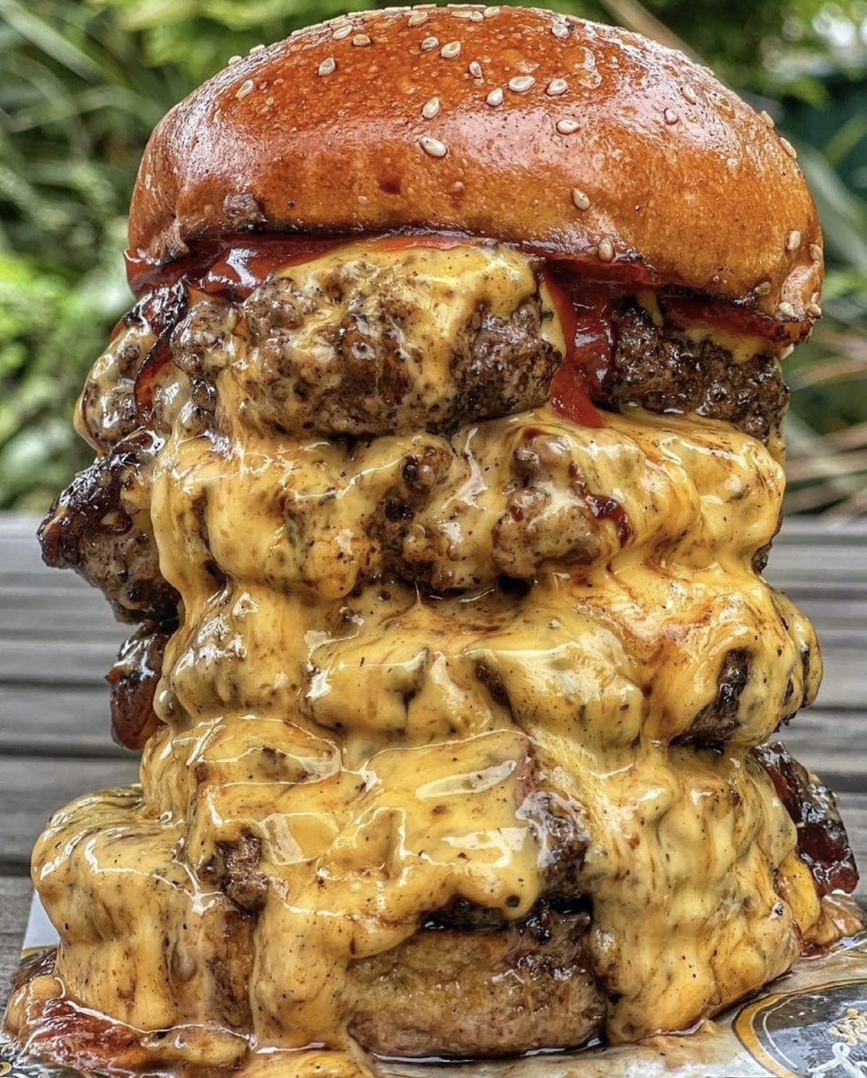 chefsevenn's tweet photo. What would you name this burger? 🤔 https://t.co/cZjOa3eXSX