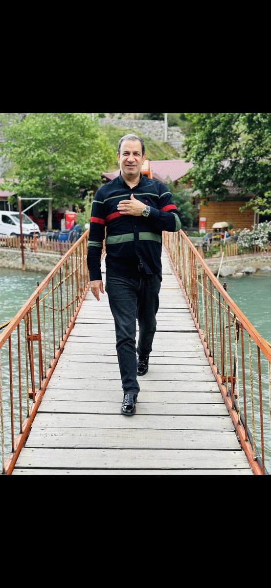 Burası dünya;
Kırk doğru adımla çıkılan merdivenden, bir yanlış adımla düşülür.
O yüzden bastığın yere de, çıktığın yere de,
aldığın değere de, verdiğin değere de dikkat etmelisin…
#MutluPazarlar