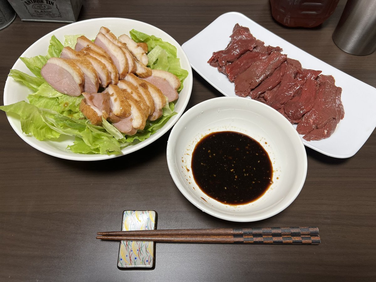 Muko007's tweet photo. 2025年6月15日🗓️
こんばんは😄
晩ごはん🍽️
合鴨ロースサラダ🥗と馬刺し🥢
馬刺しはにんにく醬油で💡
お腹空いた🤤いただきます🙏
#晩ごはん #ムコめし #ご飯記録 #おうちごはん #合鴨ロースサラダ #馬刺し #料理好きな人と繋がりたい #キャンプ好きな人と繋がりたい https://t.co/VUOTFOC7QI