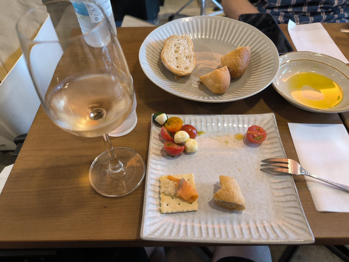 chipstar6856's tweet image. 今日はワイン会に参加してきました。いいワインを沢山飲めて美味しいかった。とても贅沢〜