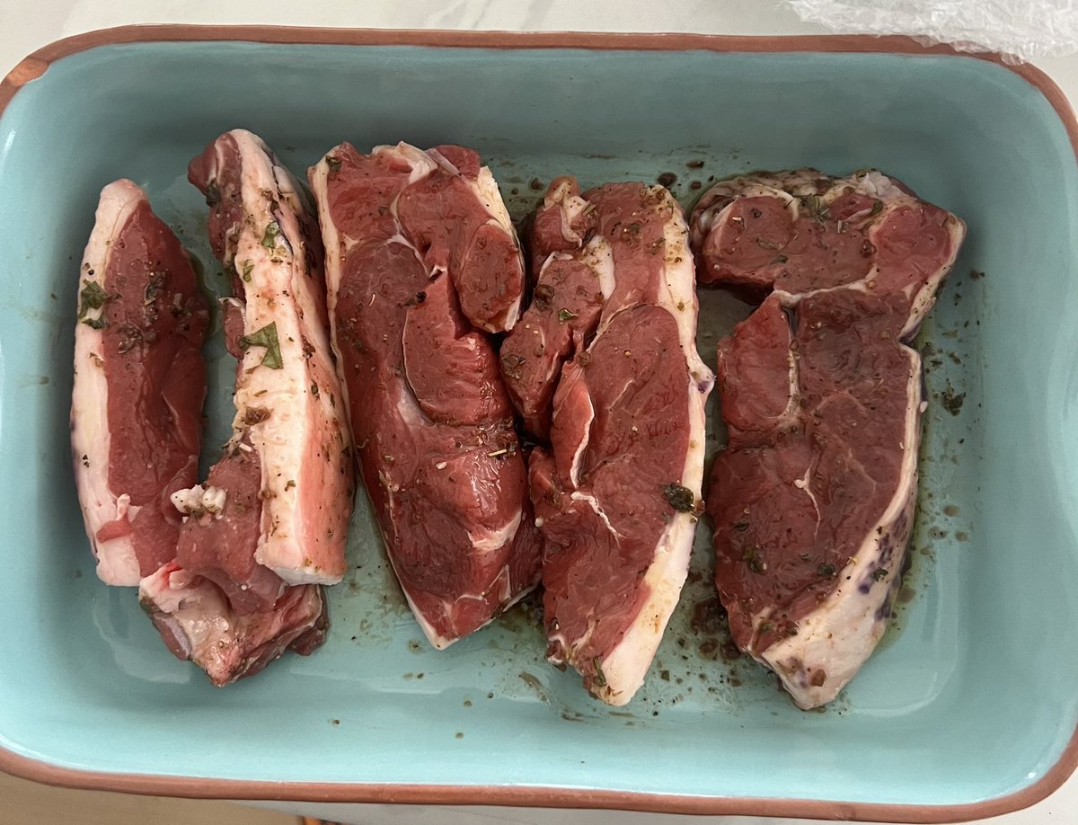 traderscall's tweet image. @WOOLWORTHS_SA 
This is your lamb rump that Dash delivered. 
5 pieces 
3 have meat 
The other 2 are just pieces of fat. Thick fat with no meat. Would you eat that. Would you pay for that ?
Not acceptable