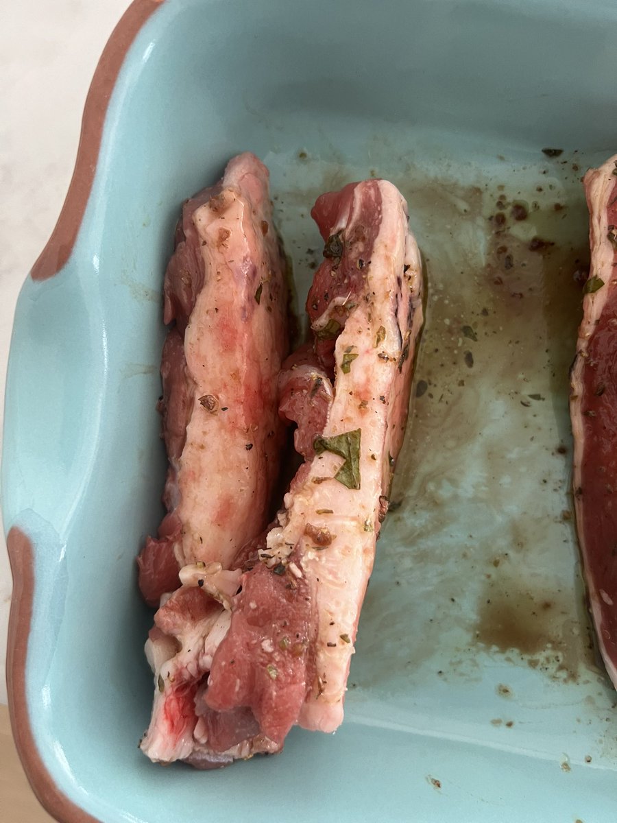 traderscall's tweet image. @WOOLWORTHS_SA 
This is your lamb rump that Dash delivered. 
5 pieces 
3 have meat 
The other 2 are just pieces of fat. Thick fat with no meat. Would you eat that. Would you pay for that ?
Not acceptable