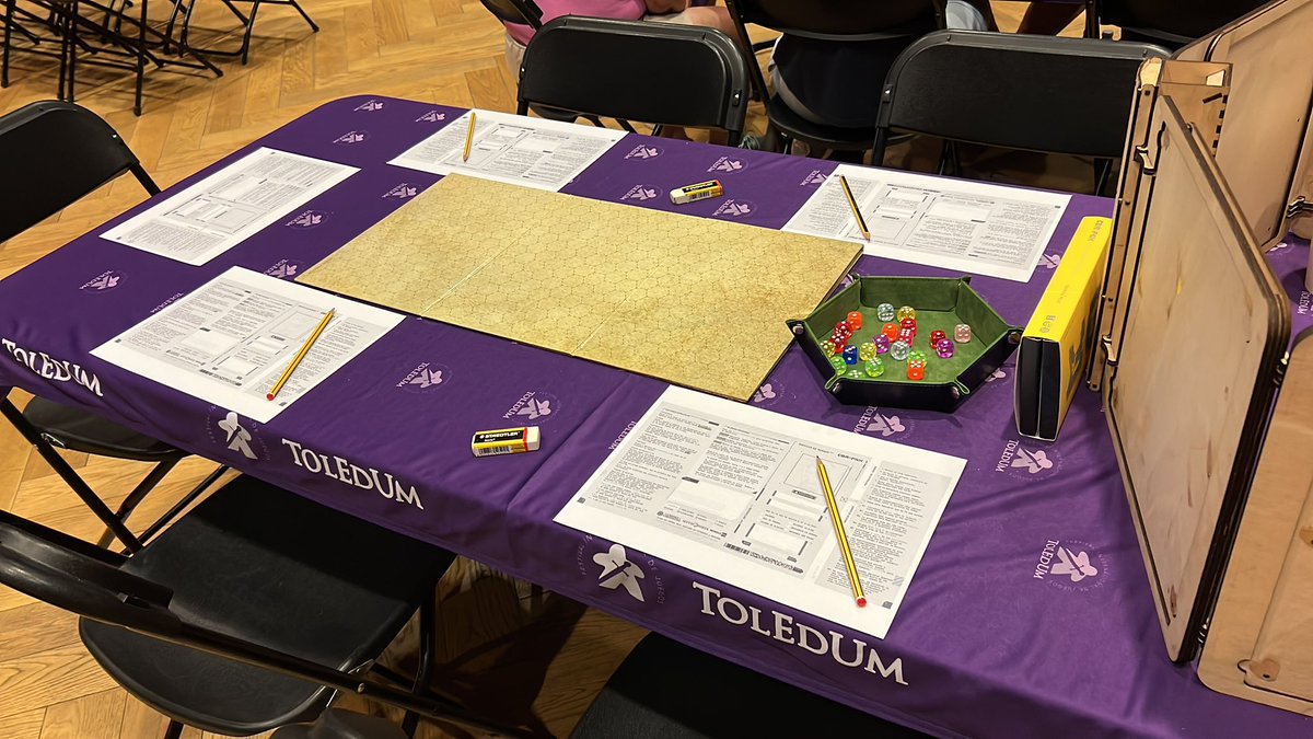 Hoy en el festival internacional de juegos de mesa de Toledum dirigiendo mi primera partida de CBRPNK (juego de rol de ambientación Cyberpunk) titulada Mind the Gap. Muy divertido.