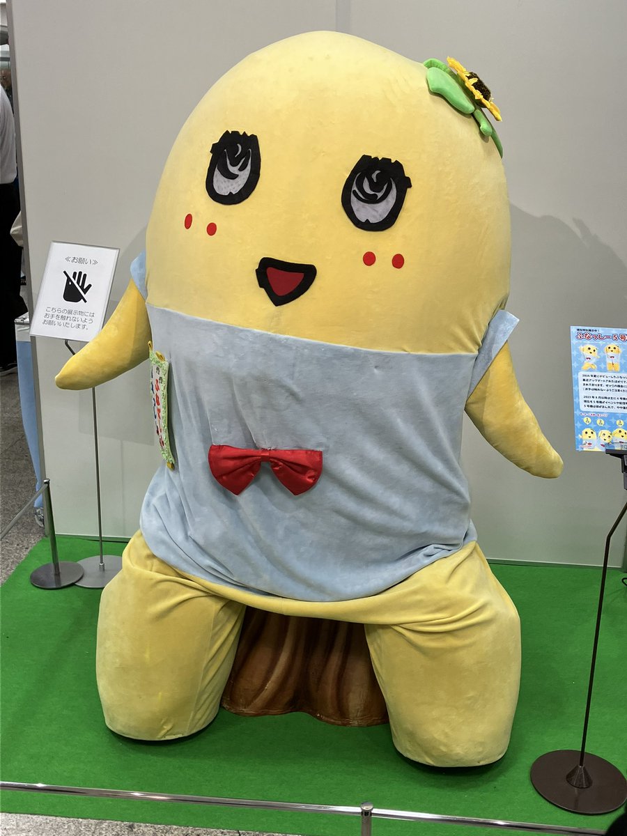 今日はぴーなつ県民の日なので梨の妖精さんが降臨✨（ただしガワだけ）これは5号機。現在は6号機が活躍中だそう。
降臨から13年で6号機ってなかなか消耗早いな…。