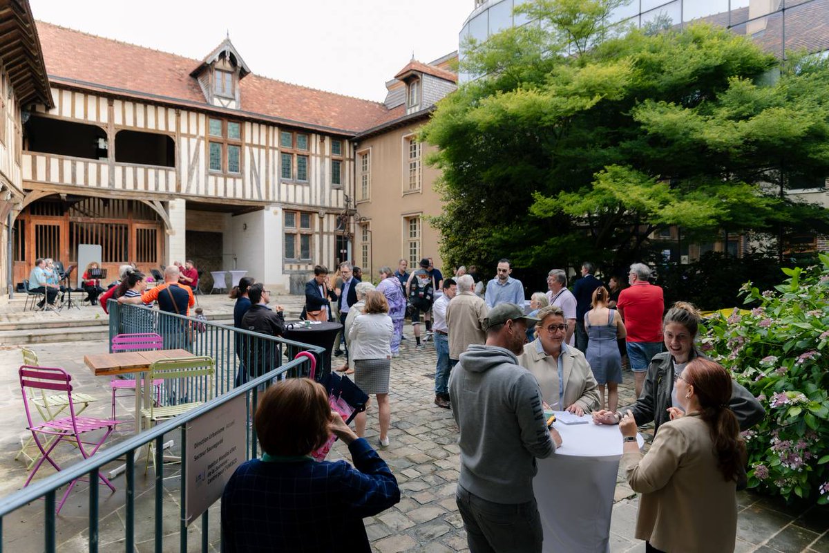 ☕️ Ce dimanche matin, François Baroin, maire de Troyes, accompagné de Flavienne Lemelle, adjointe chargée du quartier Centre-Ville, et les élus de l’équipe municipale, ont partagé un petit-déjeuner avec de nombreux habitants du quartier, dans la cour de l’Hotel du Petit Louvre.