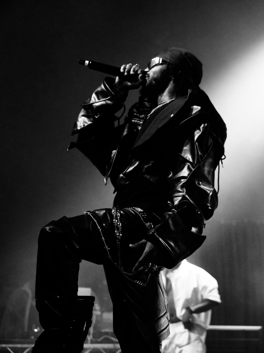 screativect's tweet photo. Had an opportunity to photograph @diamondplatnumz last night in Manchester. Black and White. More to follow. #DiamondPlatnumz  #Manchester #Tanzania #Afrobeats #Amapiano https://t.co/nWs6r9NbfE