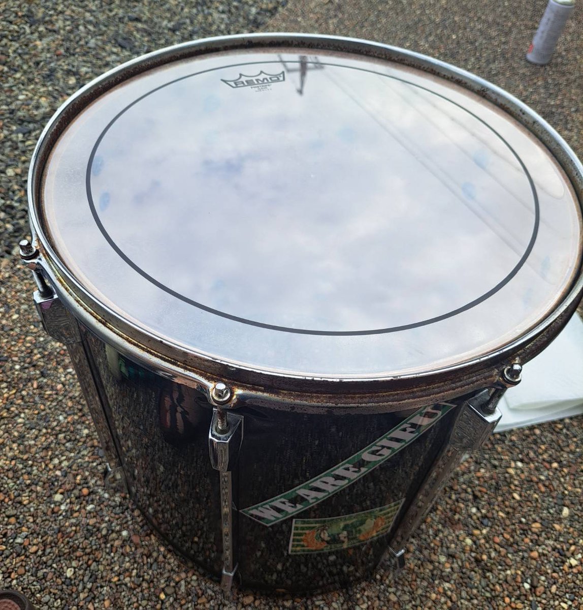 FC岐阜ゴール裏連合 (@fcg_curva_union) on Twitter photo 【報告】
今シーズン当初、ホームダンマク柄のニットマフラーを販売いたしました。
売上金の一部を楽器の新調や楽器の備品購入等に充てさせていただく旨をお伝えしており、今回、太鼓のヘッドとマレットを新調することができました。
ありがとうございます。
大切に活用させていただきます。 【報告】
今シーズン当初、ホームダンマク柄のニットマフラーを販売いたしました。
売上金の一部を楽器の新調や楽器の備品購入等に充てさせていただく旨をお伝えしており、今回、太鼓のヘッドとマレットを新調することができました。
ありがとうございます。
大切に活用させていただきます。