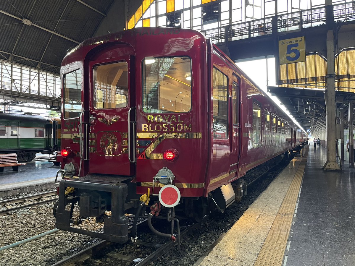 Cherrycoffeeme's tweet image. ไปขึ้นรถไฟ SRT Royal Blossom รูท กรุงเทพ-กาญจนบุรี มาค่ะ!

- รถไฟเป็นขบวนเก่าส่งตรงจากฮอกไกโดค่ะ ข้างในหรูหราน่านั่ง เบาะนุ่ม แอร์เย็นฉ่ำ

- รูทนี้ออกจากหัวลำโพง&amp;gt;&amp;gt;ทางรถไฟสายมรณะ สะพานข้ามแม่น้ำแคว + เมืองมัลลิกา + กลับจากสถานีถ้ำกระแซ

- เดย์ทริป เหมาะกับคนหาทำและชอบอะไรใหม่ๆค่ะ!