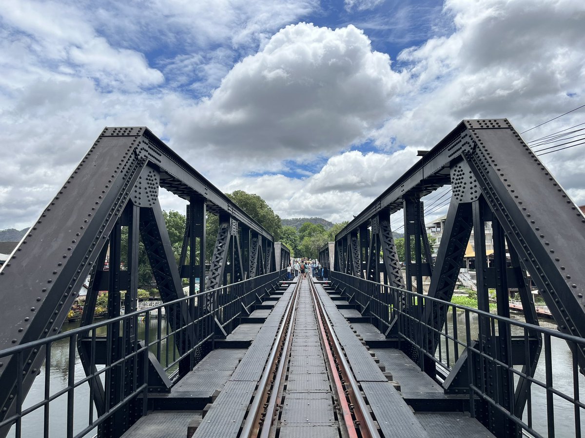 Cherrycoffeeme's tweet image. ไปขึ้นรถไฟ SRT Royal Blossom รูท กรุงเทพ-กาญจนบุรี มาค่ะ!

- รถไฟเป็นขบวนเก่าส่งตรงจากฮอกไกโดค่ะ ข้างในหรูหราน่านั่ง เบาะนุ่ม แอร์เย็นฉ่ำ

- รูทนี้ออกจากหัวลำโพง&amp;gt;&amp;gt;ทางรถไฟสายมรณะ สะพานข้ามแม่น้ำแคว + เมืองมัลลิกา + กลับจากสถานีถ้ำกระแซ

- เดย์ทริป เหมาะกับคนหาทำและชอบอะไรใหม่ๆค่ะ!