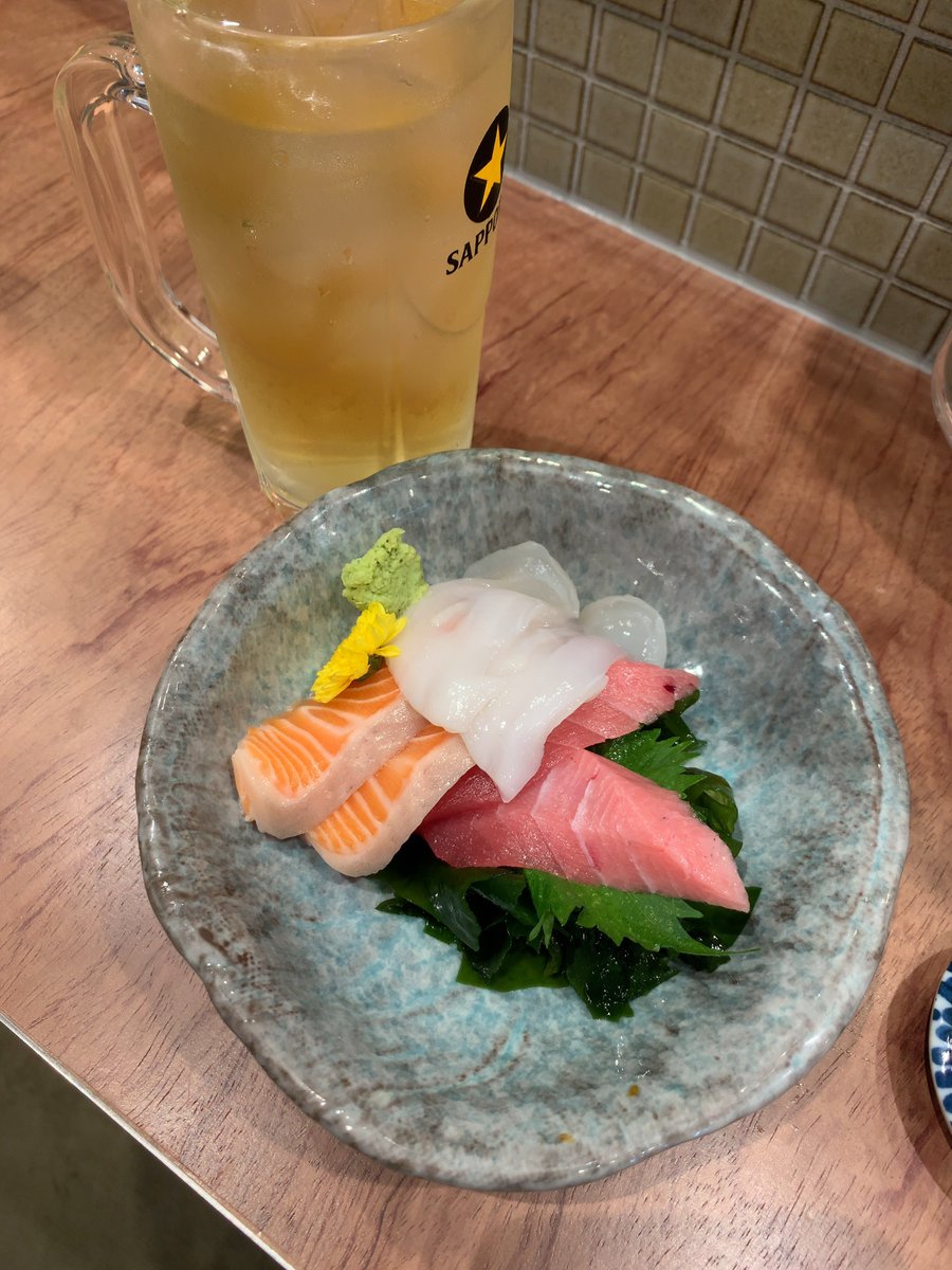 4Gwyg's tweet photo. お刺身3種盛りで飲める幸せ https://t.co/SMXjvFMsEb