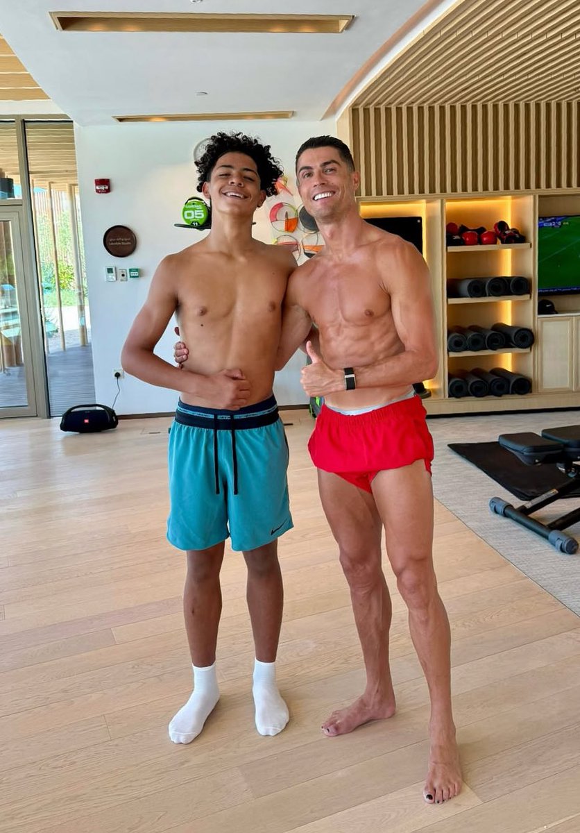 الأسطورة كريستيانو IG 

"مثل الأب، مثل الابن😂💪"