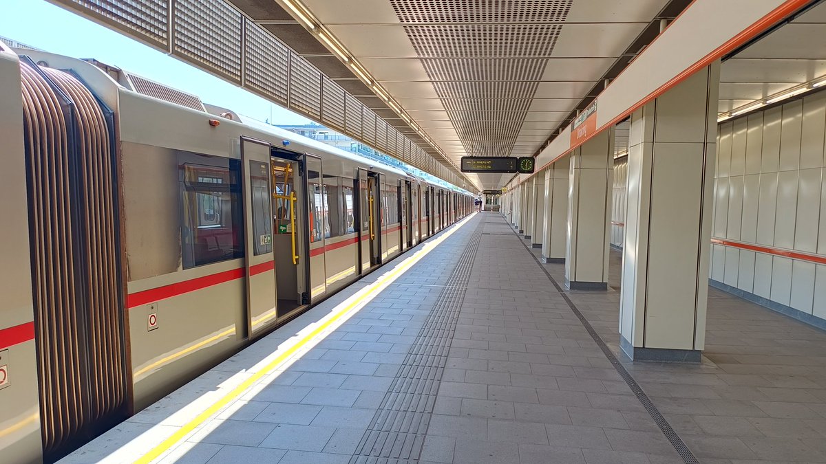 Liebe <a href="/wienerlinien/">Wiener Linien</a> Ist das bei euch ein interner Wettbewerb, wer die meisten Türen offen hat? Es ist heiß wir nur was &amp; ihr habt beim Warten in der Station alle Türen geöffnet Klimaanlagen können so nicht funktionieren. Jedes Jahr das gleiche. Kaum wird's heiß, Open Doors Galore