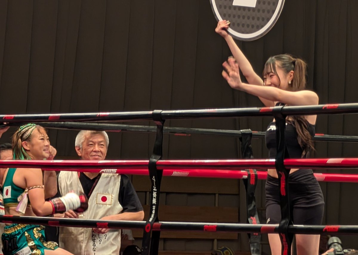 aaarrkyrrmmy's tweet photo. 乃愛ちゃん2R・TKO勝ち。1R判定負けていても、余裕の姉妹仲良しショット。
なんだこのほのぼの感は。後楽園ホール
#藤原乃愛 
#RWSJAPAN
#ムエタイ
#後楽園ホール https://t.co/WLb2TSloYl