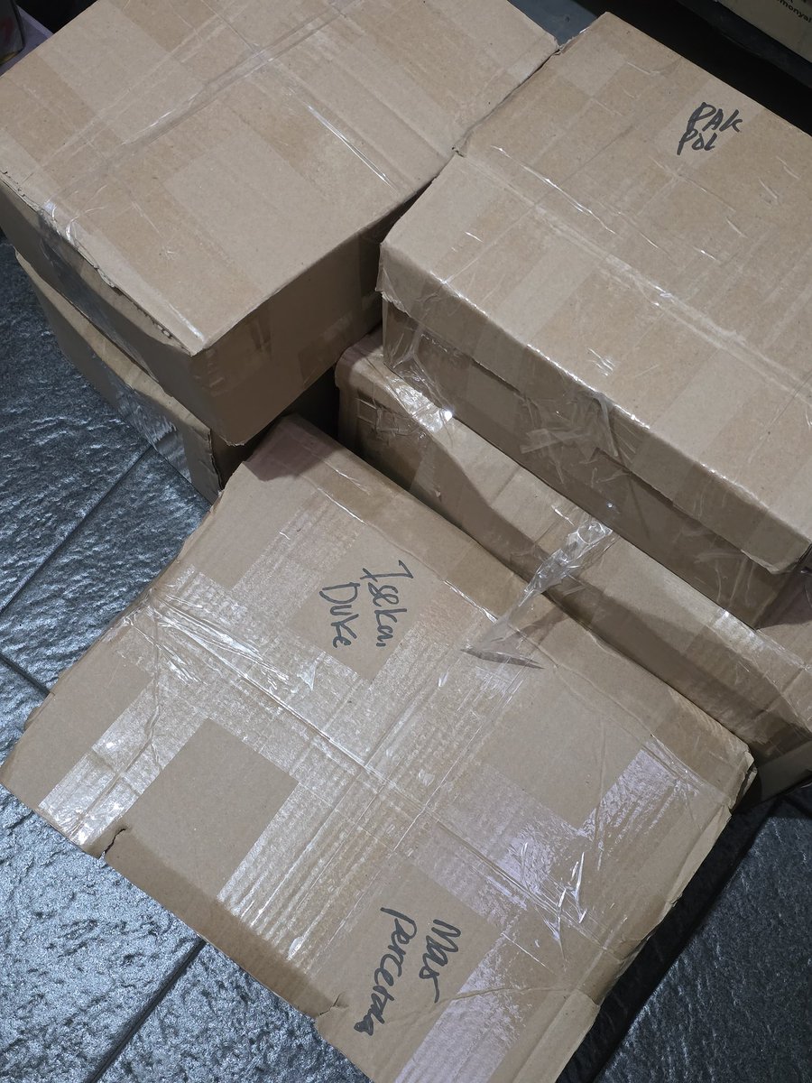 bonipinpin23's tweet photo. ⚠️UPDATE⚠️

Doujinnya sudah selesai cetak 🎉🎉
Pengirimannya bertahap ya gais 😊🙏
Mohon ditunggu 🙏 https://t.co/8HQIRKVNlv
