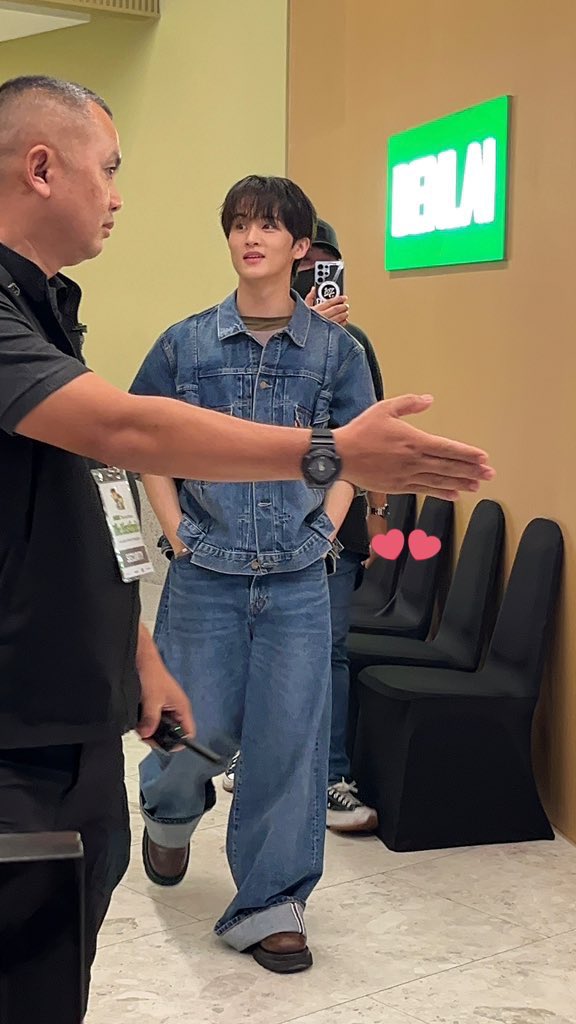 onmerleee's tweet photo. วันนี้เป็นพี่เร็ม 🥹🥹🥹
#MARK #마크
#DoConcertxMARK_TheFirstfruit https://t.co/dAm1b9ajgF