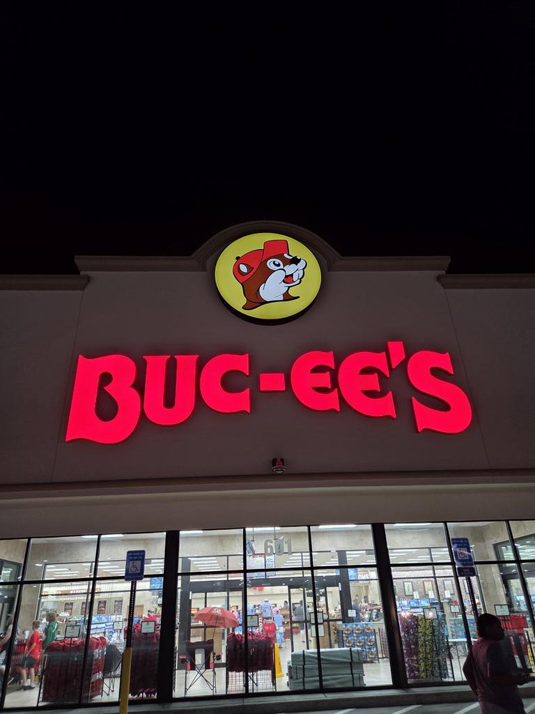 SpongeBobs_Mom's tweet image. YALL want sum from Buc-ees