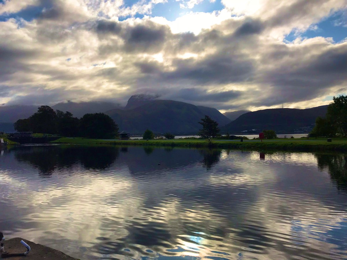 Macinnesplant's tweet photo. Cloud symmetry - Caledonian canal and Ben Nevis, Lochaber #scotland 🏴󠁧󠁢󠁳󠁣󠁴󠁿 https://t.co/gCgw6l8W0W