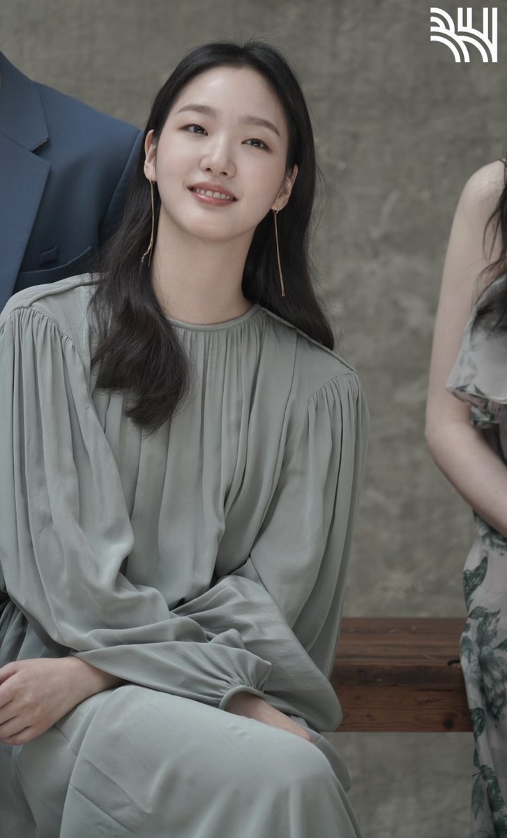 gsunflower7's tweet photo. 르메르의 은총을 내려받은 여성 https://t.co/qlNxHdoJVy