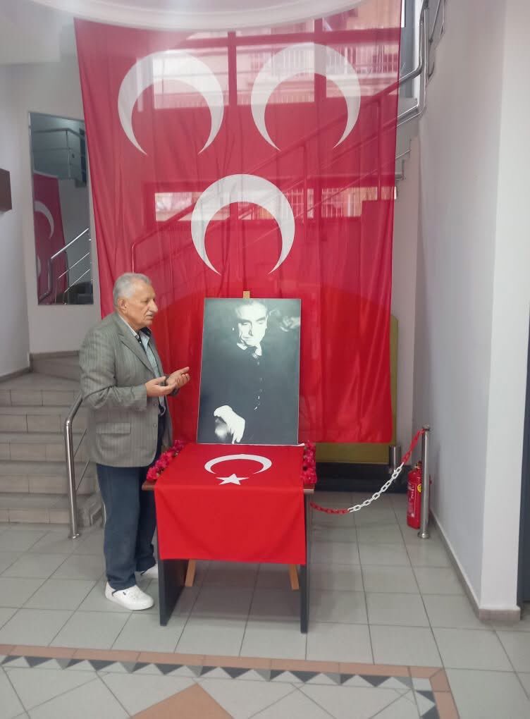 Evlat acısıyla yanan, evlat hasretiyle kavrulan, evlat sevinciyle yüreğinde çiçekler açan her anneyi,her babayı hürmetle selamlıyorum.
Başta Babamın ve Şehit Babaların olmak üzere Tüm babaların Babalar Günü'nü tebrik ediyor,ebediyete intikal edenlere Rabbim'den rahmet diliyorum.