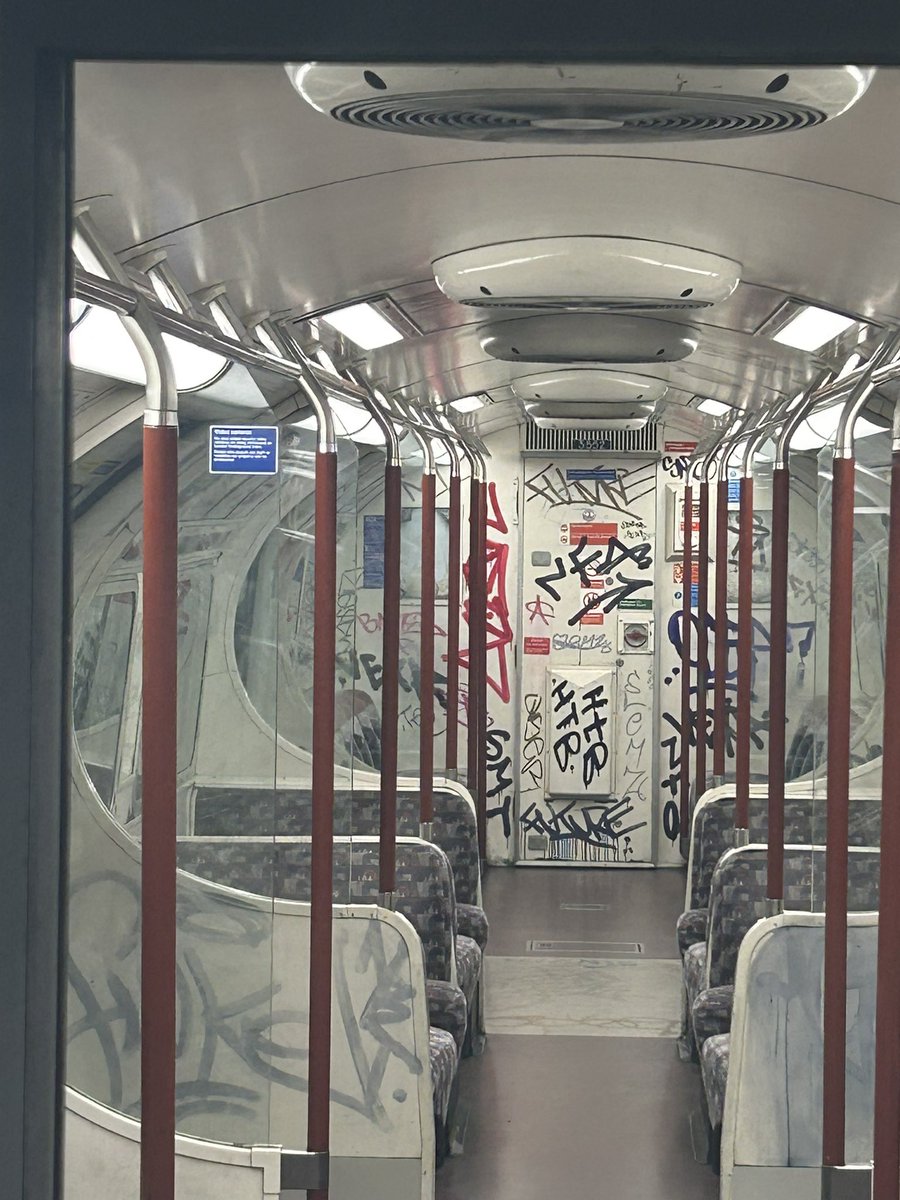 donliveson's tweet image. Today #bakerloo silly woman