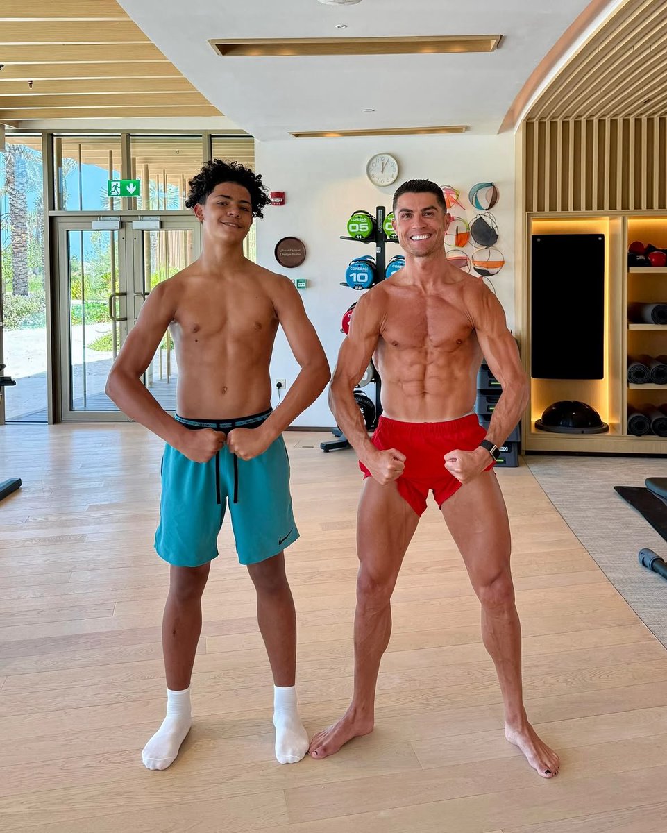 lebraslongy's tweet photo. On peut parler du fait que Cristiano jr fait plus au moins 1m90 à 15 ans https://t.co/dq6edpjgxs