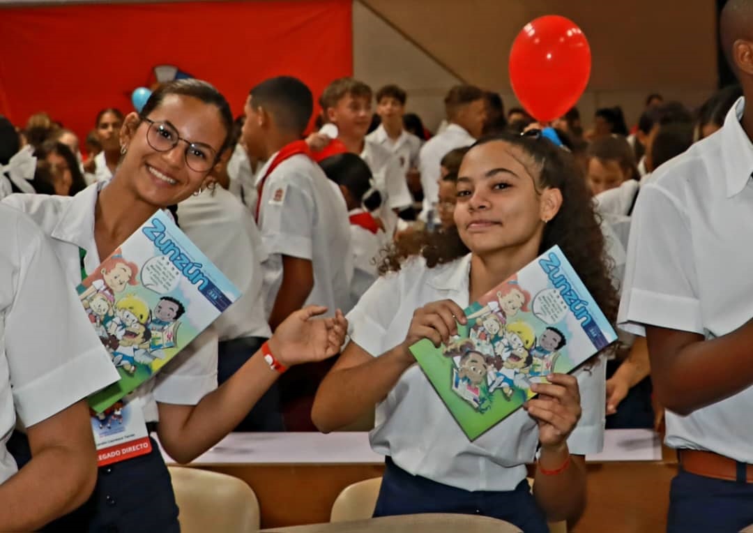 JorgeFaure1's tweet photo. #PiderPopular el Presidente de la República de Cuba @DiazCanelB participó con los Pioneros en su aniversario 64 de la OPJM #IslaDeLaJuventud @SentirPinero @amppij https://t.co/R9MQ3Fulqh