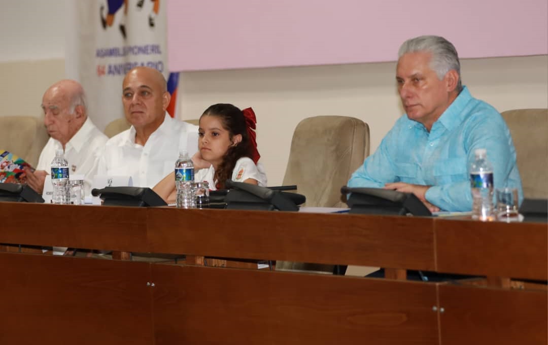 JorgeFaure1's tweet photo. #PiderPopular el Presidente de la República de Cuba @DiazCanelB participó con los Pioneros en su aniversario 64 de la OPJM #IslaDeLaJuventud @SentirPinero @amppij https://t.co/R9MQ3Fulqh