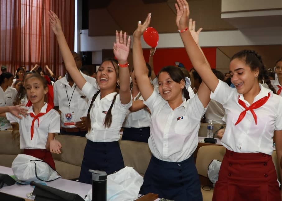 JorgeFaure1's tweet photo. #PiderPopular el Presidente de la República de Cuba @DiazCanelB participó con los Pioneros en su aniversario 64 de la OPJM #IslaDeLaJuventud @SentirPinero @amppij https://t.co/R9MQ3Fulqh