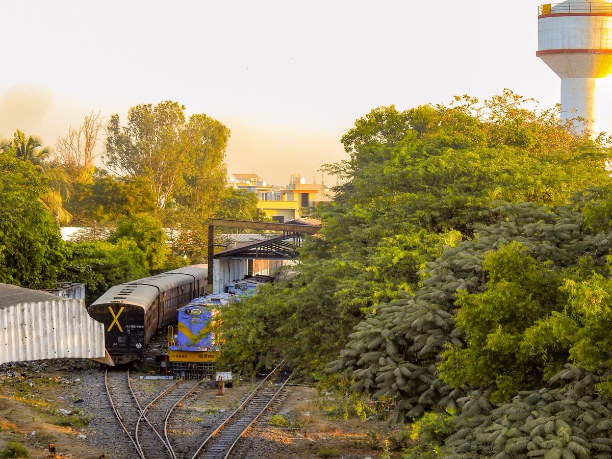 Aniket46_'s tweet photo. ๐ Veraval MG Trip Shed ๐
In frame: #YDM4 #6666 from #Sabarmati Shed, basks at #Veraval #MetreGauge #TripShed alongside its another shed-mate during the golden hour !
@DRM_BVP | @WesternRly | @RailMinIndia https://t.co/INiFDtEsLn