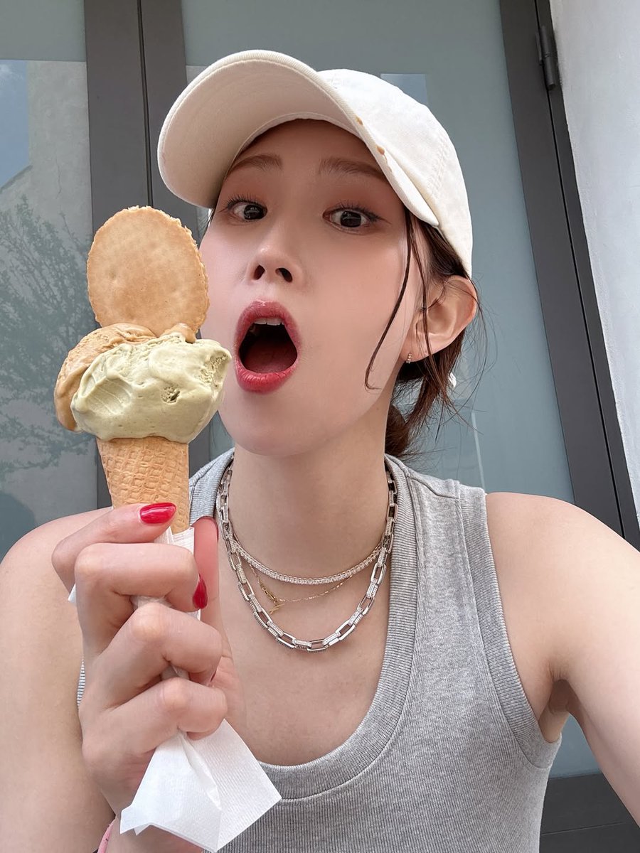 얼굴 공격 너머로 보이는 젤라또 묻은 모자💦🤣🤣