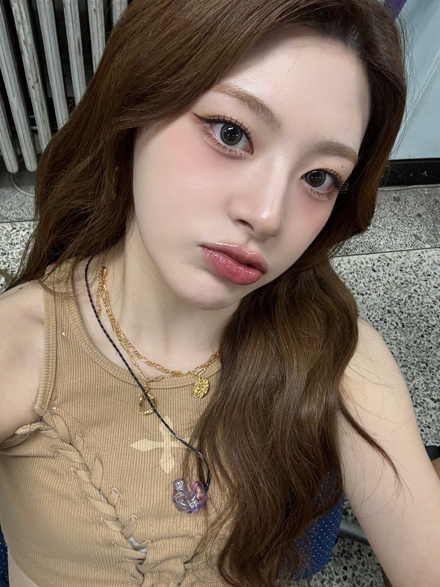 seeuniah's tweet photo. Selfies taken "cutely"? 뀨..? 😘 https://t.co/1Woe1ulisv