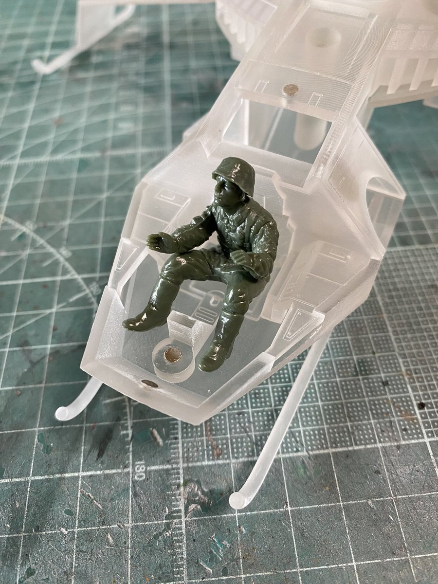 HassyTyper's tweet image. 1/35ATフライが無人状態なので、タミヤ1/35ドイツ兵を用いてパイロットへ育成しようと思ったら、おいおい…クエント人よりでかいんちゃうのっ⁉︎
そこで適当に切って削ってパテ盛って、なんとな〜くそれっぽい感じにしてみました😅