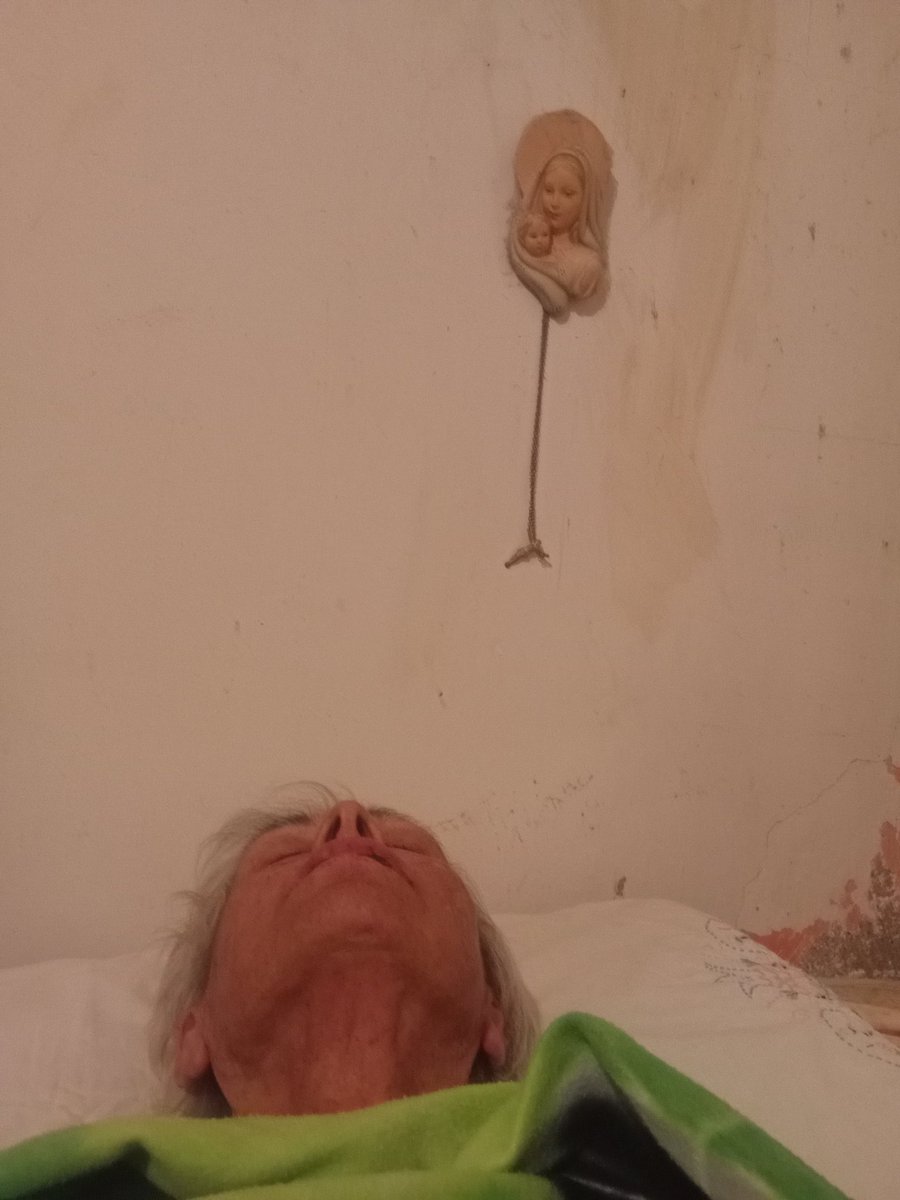 Hoy domingo otro día más de sueño profundo. Por favor cuando ella esté mejor se comunicará con todos ustedes