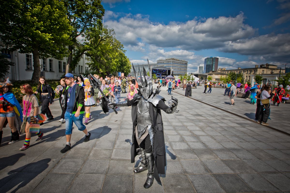 Targi Poznańskie (@targipoznanskie) on Twitter photo Dziś ostatni dzień jubileuszowego festiwalu <a href="/pyrkon/">Pyrkon - Fantastyczne Miejsce Spotkań</a> 🦸♀️🧙♀️ Dopisuje nie tylko pogoda ☀️ ale też humory – a cosplayowa galeria na terenie Międzynarodowych Targów Poznańskich dosłownie tętni kolorami, kreatywnością i pasją 🎭✨ Dziś ostatni dzień jubileuszowego festiwalu <a href="/pyrkon/">Pyrkon - Fantastyczne Miejsce Spotkań</a> 🦸♀️🧙♀️ Dopisuje nie tylko pogoda ☀️ ale też humory – a cosplayowa galeria na terenie Międzynarodowych Targów Poznańskich dosłownie tętni kolorami, kreatywnością i pasją 🎭✨
