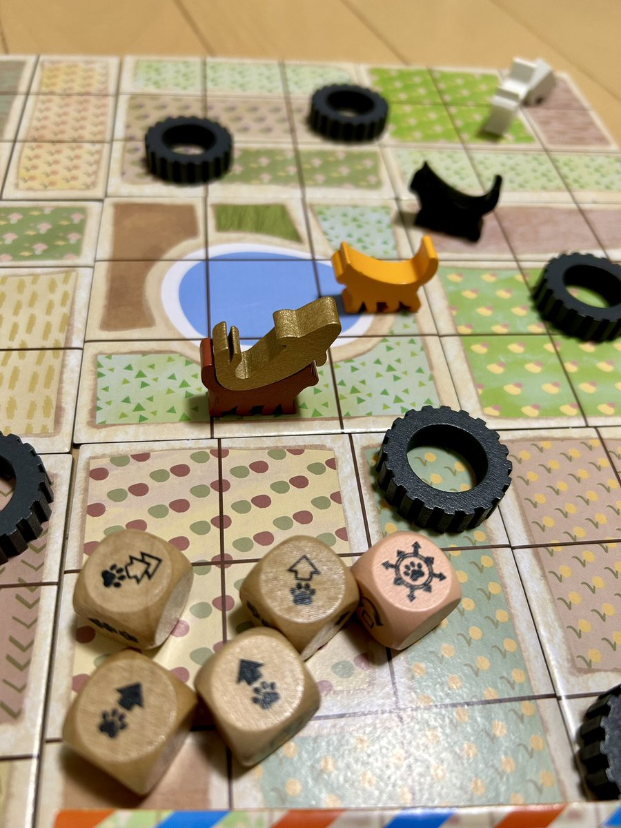 naka3513's tweet image. 清澄庭園でボードゲーム会❗️
ゲーム紹介です🎲

アクウカンゲームズさんの
「ニャイス！コード」
サイコロ振って猫の動きをプログラミング、お目当ての金ぴか魚を一番に持ち帰れば勝利のパズル系対戦ゲームです。

効率よく移動したり邪魔したり。
ニャイス(ナイス)なコードを組むのが楽しいのです🐈🐟