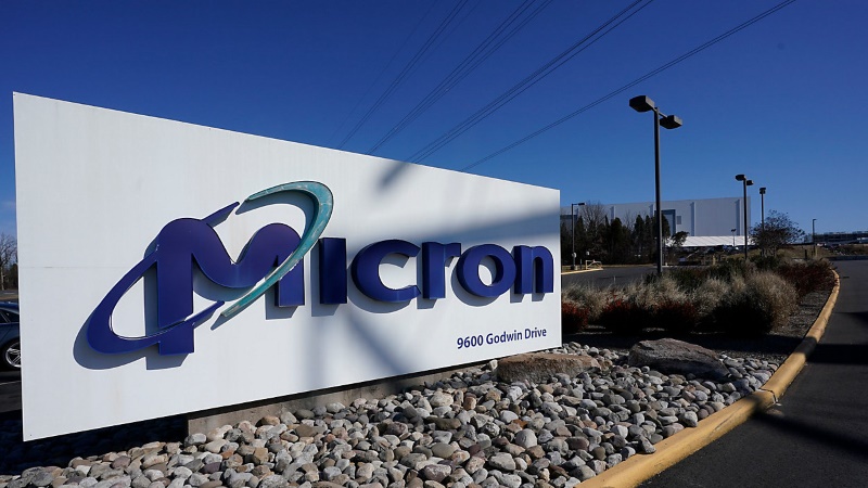 HeddaMacDonald5's tweet photo. U.S. chip giant confirms end of production for key memory type — supply limited to major customers amid severe shortage...https://t.co/pXrdQToRCN
#microntechnology #DDR4 #LPDDR4 #DDR5 #MemoryChips #DRAM #HBM #Semiconductors #PCMEMORY #DataCenter #chips https://t.co/5KZxVKLmUb
