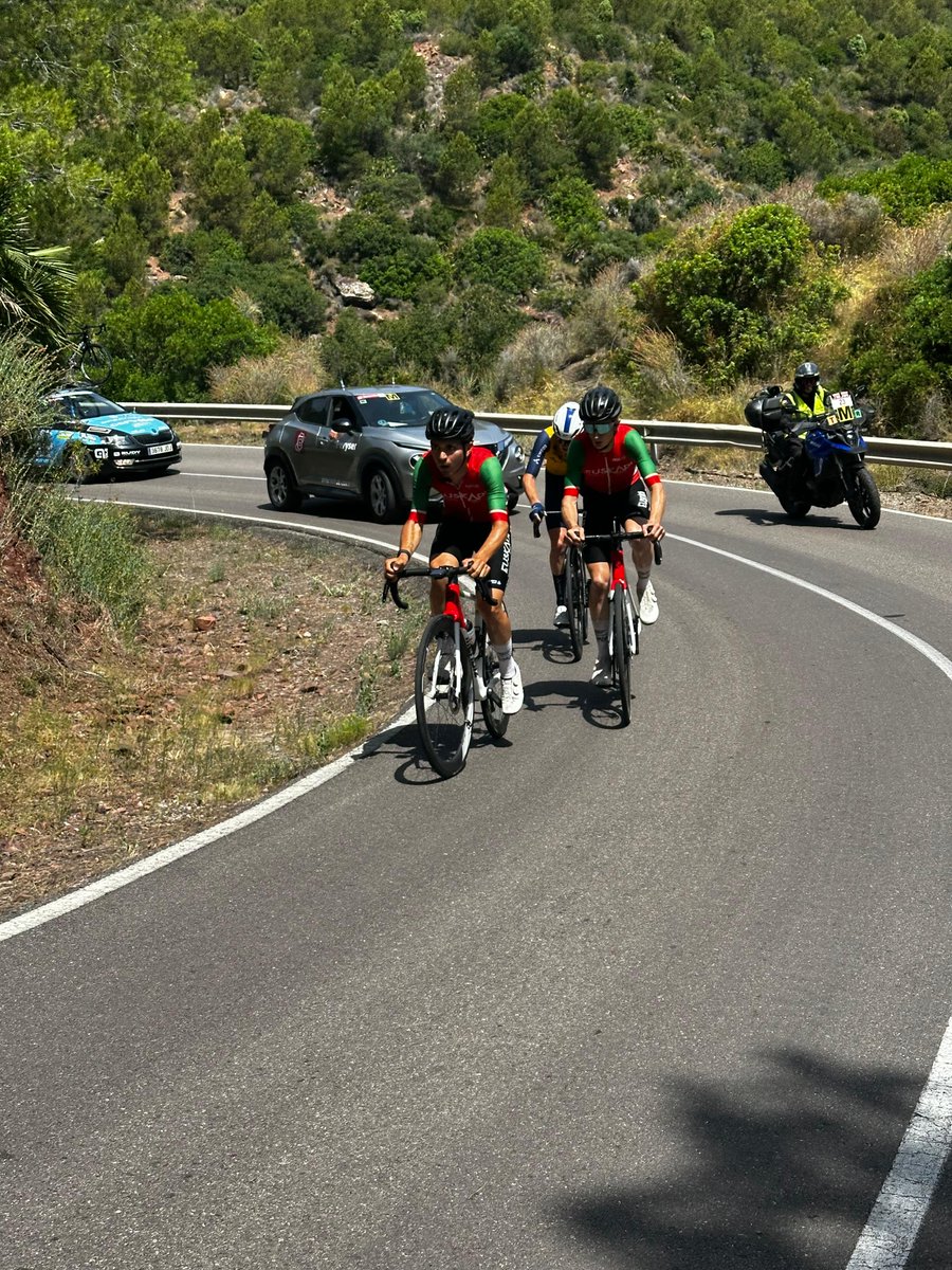 Volta Castelló (@voltacastello) on Twitter photo 🏁 - 20 km
⚔️ Batalla por todo lo alto en el Desierto de las Palmas.
El líder 💛, en el pelotón, pierde 2'16'' sobre la cabeza de carrera a la que lucha por llegar Basaraba - <a href="/UcMonaco/">U.C. Monaco</a>.
El ucraniano se encuentra a 48" en la CG.
#VoltaCastelló25 🏁 - 20 km
⚔️ Batalla por todo lo alto en el Desierto de las Palmas.
El líder 💛, en el pelotón, pierde 2'16'' sobre la cabeza de carrera a la que lucha por llegar Basaraba - <a href="/UcMonaco/">U.C. Monaco</a>.
El ucraniano se encuentra a 48" en la CG.
#VoltaCastelló25