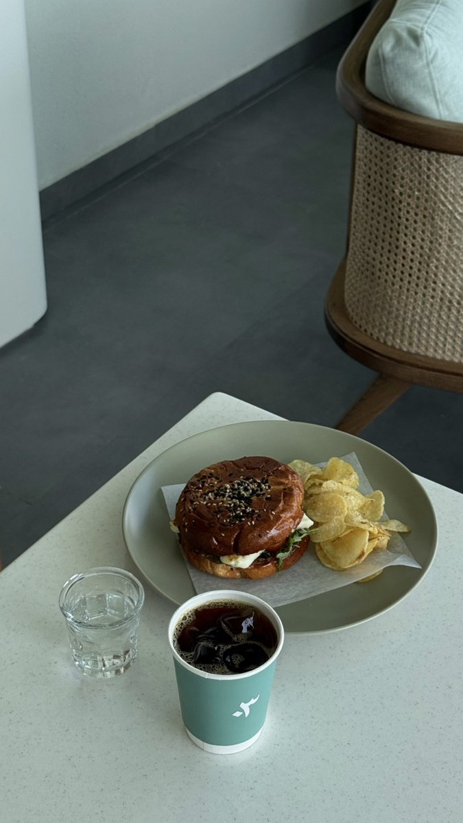 عُيوني فالهَوى ماهوت كِثرك  🤍'،