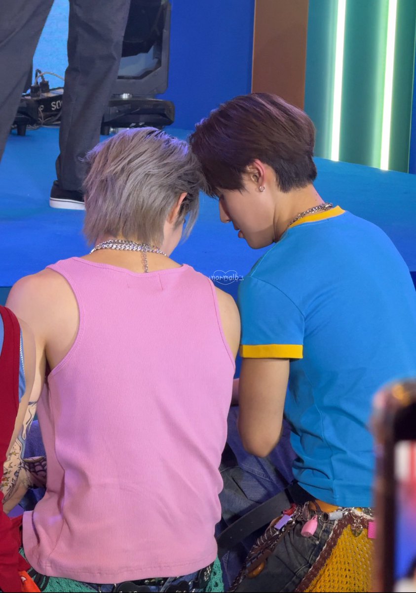 อาจเพราะว่าโลกมันเอียง มันเฉียง มันหมุนไปทางทิศเธอ