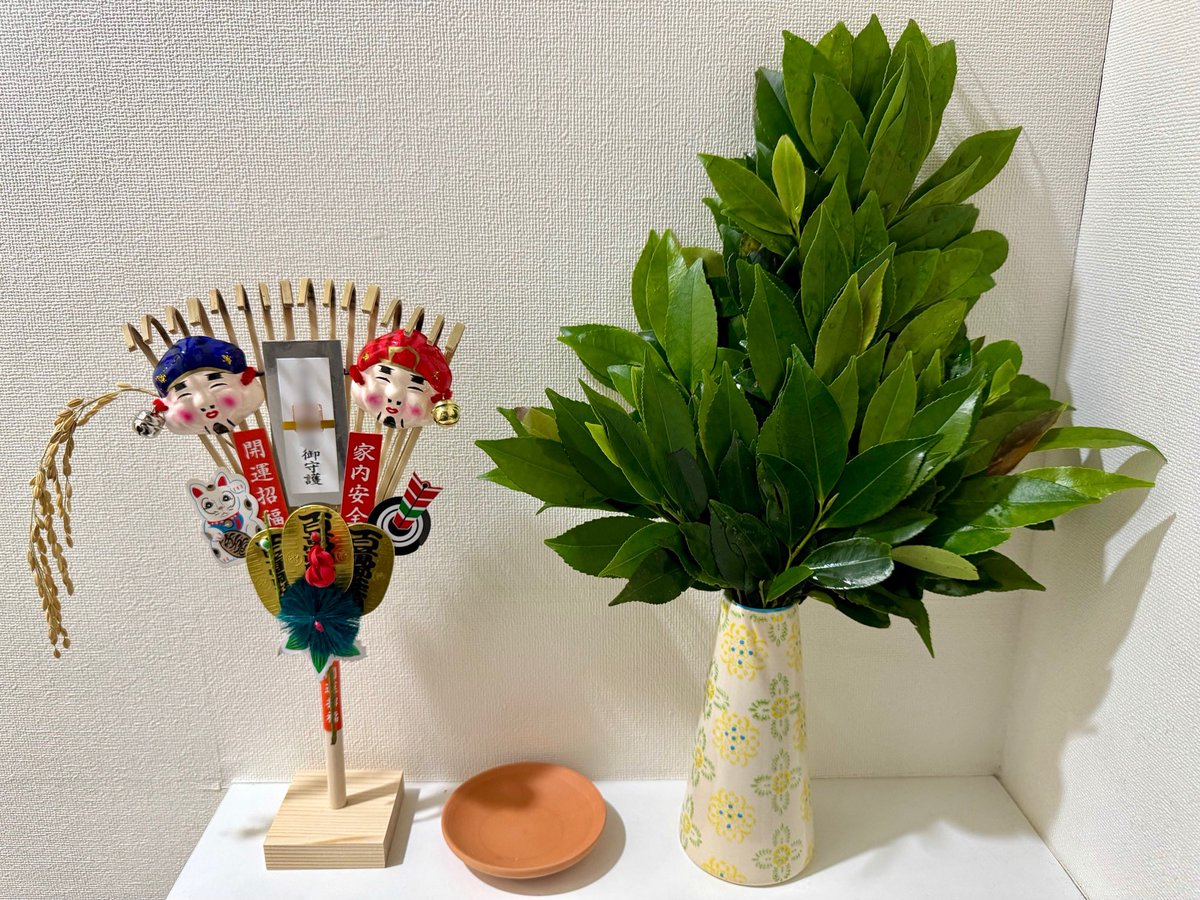 nonjichannel's tweet photo. 15日なので神棚と玄関に榊🌿 https://t.co/6mlMC3smia