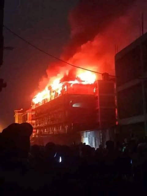 Tragedy struck last night at Tunaisha Stage 2 (Worria) in Kawangware, Dagoretti North, where a fierce fire engulfed a four-story building, claiming the lives of at least four people and leaving several others injured.
The blaze, which broke out late in the evening, destroyed