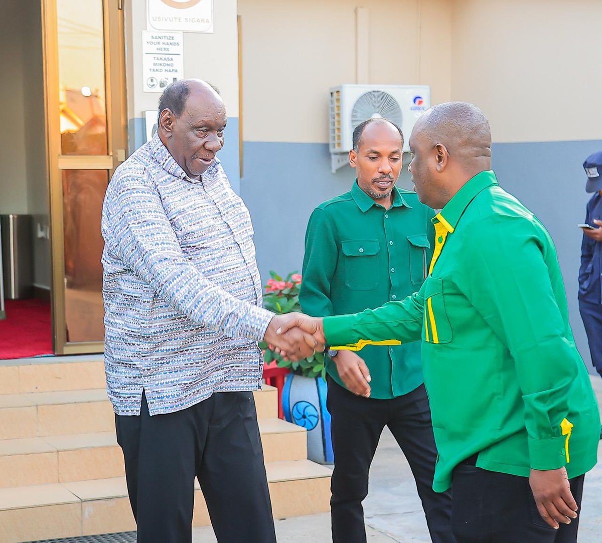 ccm_tanzania's tweet photo. WASIRA AWASILI MWANZA AKIELEKEA GEITA KUANZA ZIARA.

MAKAMU Mwenyekiti wa Chama Cha Mapinduzi(CCM)Stephen Wasira amewasili mkoani Mwanza akielekea mkoani Geita kwa ajili ya kuanza ziara kesho Juni 16  ambapo atashiriki vikao vya ndani ya Chama ngazi ya Wilaya na Mkoa vitakavyohusisha pia viongozi wa ngazi mbalimbali wa Chama na Serikali.

Wasira amewasili leo Juni 15,2025 katika Uwanja wa ndege Mwanza ambapo amepokelewa na viongozi mbalimbali na kisha alipata nafasi ya kumsalimia na kumfariji Mama Getrude Mongella ambaye hivi karibuni ameondokewa na mumewe mzee Silvin Ibengwe Mongella aliyezikwa Mwanza.

Mbali ya kuwa na ziara Mkoa wa Geita ,Makamu Mwenyekiti Wasira pia anatarajiwa kushiriki uzinduzi wa daraja jipya la Kigongo-Busisi mkoani Mwanza ambapo mgeni rasmi katika uzinduzi huo atakuwa Rais Dk.Samia Suluhu Hassan.

Uzinduzi wa daraja hilo ambalo limejengwa katika Ziwa Victoria unatarajiwa kushuhudiwa pia na viongozi mbalimbali pamoja na maelfu ya wananchi wa Mwanza na mikoa jirani.