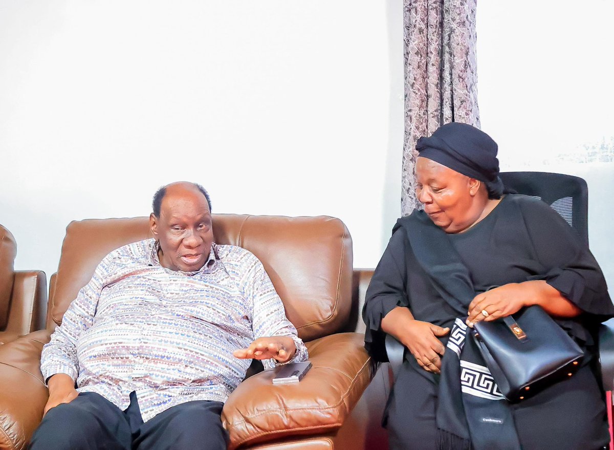ccm_tanzania's tweet photo. WASIRA AWASILI MWANZA AKIELEKEA GEITA KUANZA ZIARA.

MAKAMU Mwenyekiti wa Chama Cha Mapinduzi(CCM)Stephen Wasira amewasili mkoani Mwanza akielekea mkoani Geita kwa ajili ya kuanza ziara kesho Juni 16  ambapo atashiriki vikao vya ndani ya Chama ngazi ya Wilaya na Mkoa vitakavyohusisha pia viongozi wa ngazi mbalimbali wa Chama na Serikali.

Wasira amewasili leo Juni 15,2025 katika Uwanja wa ndege Mwanza ambapo amepokelewa na viongozi mbalimbali na kisha alipata nafasi ya kumsalimia na kumfariji Mama Getrude Mongella ambaye hivi karibuni ameondokewa na mumewe mzee Silvin Ibengwe Mongella aliyezikwa Mwanza.

Mbali ya kuwa na ziara Mkoa wa Geita ,Makamu Mwenyekiti Wasira pia anatarajiwa kushiriki uzinduzi wa daraja jipya la Kigongo-Busisi mkoani Mwanza ambapo mgeni rasmi katika uzinduzi huo atakuwa Rais Dk.Samia Suluhu Hassan.

Uzinduzi wa daraja hilo ambalo limejengwa katika Ziwa Victoria unatarajiwa kushuhudiwa pia na viongozi mbalimbali pamoja na maelfu ya wananchi wa Mwanza na mikoa jirani.