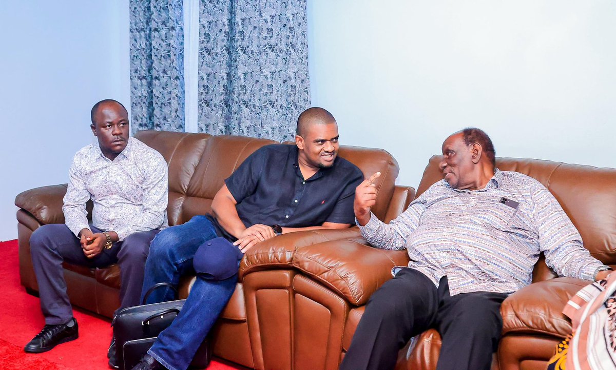 ccm_tanzania's tweet photo. WASIRA AWASILI MWANZA AKIELEKEA GEITA KUANZA ZIARA.

MAKAMU Mwenyekiti wa Chama Cha Mapinduzi(CCM)Stephen Wasira amewasili mkoani Mwanza akielekea mkoani Geita kwa ajili ya kuanza ziara kesho Juni 16  ambapo atashiriki vikao vya ndani ya Chama ngazi ya Wilaya na Mkoa vitakavyohusisha pia viongozi wa ngazi mbalimbali wa Chama na Serikali.

Wasira amewasili leo Juni 15,2025 katika Uwanja wa ndege Mwanza ambapo amepokelewa na viongozi mbalimbali na kisha alipata nafasi ya kumsalimia na kumfariji Mama Getrude Mongella ambaye hivi karibuni ameondokewa na mumewe mzee Silvin Ibengwe Mongella aliyezikwa Mwanza.

Mbali ya kuwa na ziara Mkoa wa Geita ,Makamu Mwenyekiti Wasira pia anatarajiwa kushiriki uzinduzi wa daraja jipya la Kigongo-Busisi mkoani Mwanza ambapo mgeni rasmi katika uzinduzi huo atakuwa Rais Dk.Samia Suluhu Hassan.

Uzinduzi wa daraja hilo ambalo limejengwa katika Ziwa Victoria unatarajiwa kushuhudiwa pia na viongozi mbalimbali pamoja na maelfu ya wananchi wa Mwanza na mikoa jirani.