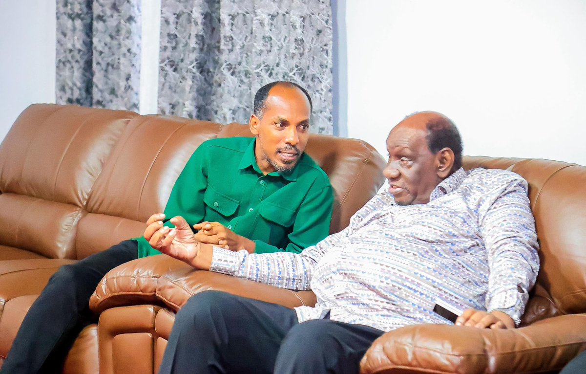 ccm_tanzania's tweet photo. WASIRA AWASILI MWANZA AKIELEKEA GEITA KUANZA ZIARA.

MAKAMU Mwenyekiti wa Chama Cha Mapinduzi(CCM)Stephen Wasira amewasili mkoani Mwanza akielekea mkoani Geita kwa ajili ya kuanza ziara kesho Juni 16  ambapo atashiriki vikao vya ndani ya Chama ngazi ya Wilaya na Mkoa vitakavyohusisha pia viongozi wa ngazi mbalimbali wa Chama na Serikali.

Wasira amewasili leo Juni 15,2025 katika Uwanja wa ndege Mwanza ambapo amepokelewa na viongozi mbalimbali na kisha alipata nafasi ya kumsalimia na kumfariji Mama Getrude Mongella ambaye hivi karibuni ameondokewa na mumewe mzee Silvin Ibengwe Mongella aliyezikwa Mwanza.

Mbali ya kuwa na ziara Mkoa wa Geita ,Makamu Mwenyekiti Wasira pia anatarajiwa kushiriki uzinduzi wa daraja jipya la Kigongo-Busisi mkoani Mwanza ambapo mgeni rasmi katika uzinduzi huo atakuwa Rais Dk.Samia Suluhu Hassan.

Uzinduzi wa daraja hilo ambalo limejengwa katika Ziwa Victoria unatarajiwa kushuhudiwa pia na viongozi mbalimbali pamoja na maelfu ya wananchi wa Mwanza na mikoa jirani.
